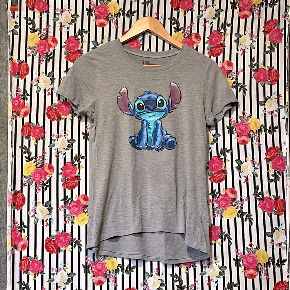 3/$12 🌻 Gray tee with Disney Stitch image, women medium